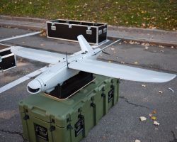 Le drone de reconnaissance Leleka-100 est construit par le principal fabricant de drones ukrainien, la frime DeViro. L’appareil coûte environ 60 000 euros avec son système de pilotage.