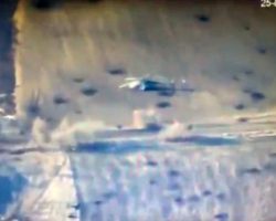 Le 25 mars 2022, un drone ukrainien Leleka-100 filme la destruction d’un Mi-8 russe au sud-est de Kharkiv. - 1