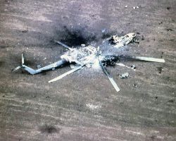 L’épave du Mi-8MTV-5-1 russe RF-91882, détruit vers Kharkiv le 25 mars 2022, porte sur la queue un Z blanc.