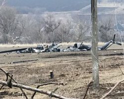 Deux autres vues des restes du Mi-8MTV-5-1 « 02 rouge » détruit au sol entre Biskvitne et Malaya Rohan le 25 mars 2022. Le « Z » blanc sur la queue est bien visible. - 1