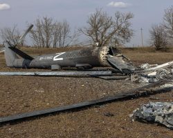 Deux autres vues des restes du Mi-8MTV-5-1 « 02 rouge » détruit au sol entre Biskvitne et Malaya Rohan le 25 mars 2022. Le « Z » blanc sur la queue est bien visible. - 2