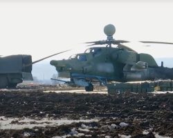 Deux vues tirées d’un reportage officiel russe qui montre une mission « anti-véhicules » d’hélicoptères d’attaque Mi-28. Le premier est un Mi-28UB reconnaissable à son radome, le second un Mi-28N qui porte le Z des unités opérant sur les fronts Est ou Sud. - 1