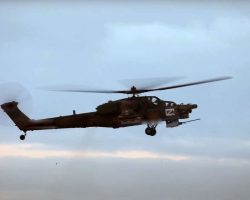 Deux vues tirées d’un reportage officiel russe qui montre une mission « anti-véhicules » d’hélicoptères d’attaque Mi-28. Le premier est un Mi-28UB reconnaissable à son radome, le second un Mi-28N qui porte le Z des unités opérant sur les fronts Est ou Sud. - 2