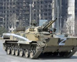 Un BMP-3 de la milice populaire de la RPD entrant dans Marioupol fin mars 2022. Ce blindé transporte sept fantassins en plus de son équipage de trois hommes ; il est lourdement armé d’un canon de 100 mm, d’un autre de 30 mm et de trois mitrailleuses de 7,62 mm.