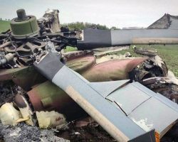 Les restes du Mi-28N « 65 rouge », abattu par un missile sol-air portatif près de Kharkiv le 30 mars 2022. - 2