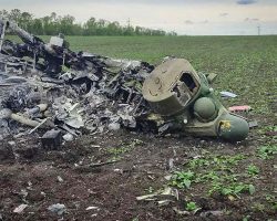 Les restes du Mi-28N « 65 rouge », abattu par un missile sol-air portatif près de Kharkiv le 30 mars 2022. - 4