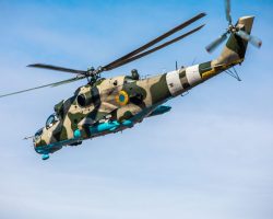 Fortement armé et disposant d’une cabine blindée, un hélicoptère d’attaque Mi-24 est utilisé pour escorter les quatre Mi-8 ukrainiens engagés le 31 mars 2022 sur Marioupol.