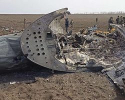 Les débris du Mi-8MTV « 653 » (n/c 93566) de la 16e OBrAA abattu par les forces de la RPD au retour de Marioupol le 31 mars 2022. Cet appareil portait lui aussi sur la queue la marque de reconnaissance ЗА БАБУ ВЕРУ (« Pour grand-mère Vera »). - 1