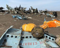 Les débris du Mi-8MTV « 653 » (n/c 93566) de la 16e OBrAA abattu par les forces de la RPD au retour de Marioupol le 31 mars 2022. Cet appareil portait lui aussi sur la queue la marque de reconnaissance ЗА БАБУ ВЕРУ (« Pour grand-mère Vera »). - 2