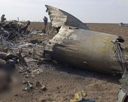 Les débris du Mi-8MTV « 653 » (n/c 93566) de la 16e OBrAA abattu par les forces de la RPD au retour de Marioupol le 31 mars 2022. Cet appareil portait lui aussi sur la queue la marque de reconnaissance ЗА БАБУ ВЕРУ (« Pour grand-mère Vera »). - 3