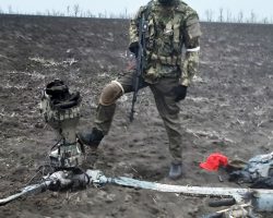 Les débris du Mi-8MTV « 653 » (n/c 93566) de la 16e OBrAA abattu par les forces de la RPD au retour de Marioupol le 31 mars 2022. Cet appareil portait lui aussi sur la queue la marque de reconnaissance ЗА БАБУ ВЕРУ (« Pour grand-mère Vera »). - 4