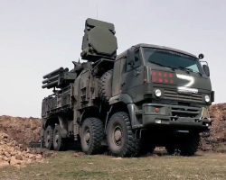 Ce système de défense antiaérien russe Pantsir-S1, monté sur un camion Kamaz 6560, arbore après cinq semaines de combat en Ukraine huit étoiles pour autant de victoires revendiquées (sept avions et un hélicoptère). Le Pantsir est composé de deux éléments, douze tubes lance-missiles et deux canons de 30 mm.