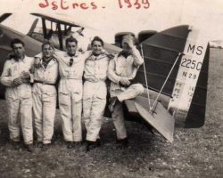 DE LA FLECHERE - DIETRICH - GABARD - DELPARTE - MUSELLI Fin du Stage Chasse Istres - Mars 1939 Devant un Dewoitine 510
