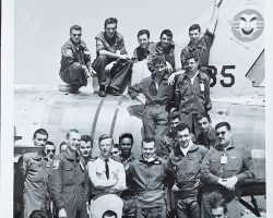 Concours international de tir à Chaumont en juin 1964. Grenier Philippe et les pilotes Frapier, Gadan et Toussaint et le lieutenant Saillet (officier de renseignement). Concours international de tir à Chaumont en juin 1964. Grenier Philippe et les pilotes Frapier, Gadan et Toussaint et le lieutenant Saillet (officier de renseignement).